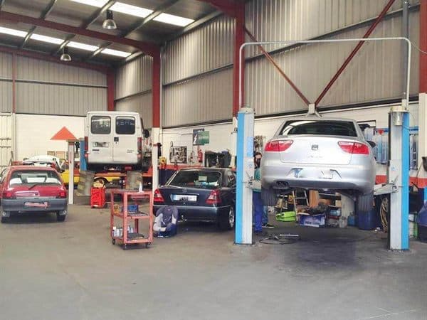 Zona de mecánica rápida de Talleres Base en Narón